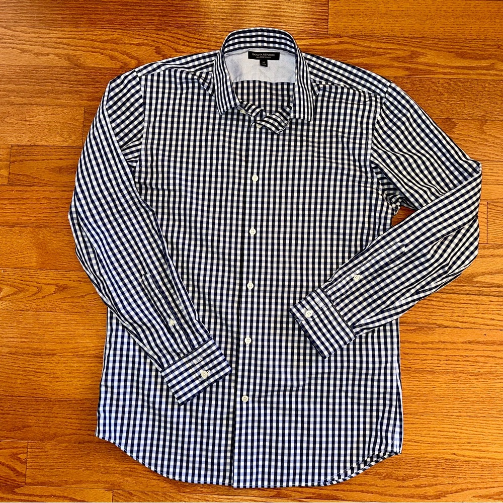 - Banana Republic Men's Plaid Non-Iron Long Sleeve Button-Up Shirt Size M